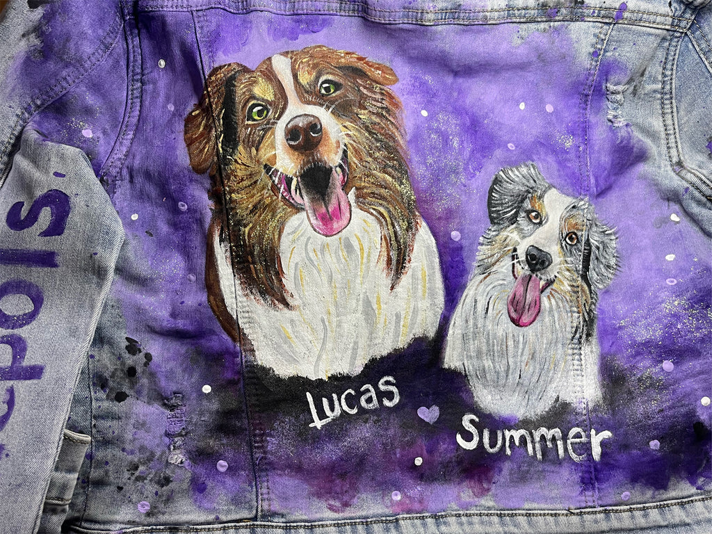 Retrato de dos perritos pintados a mano en chamarra de mezclilla diseño juliepots