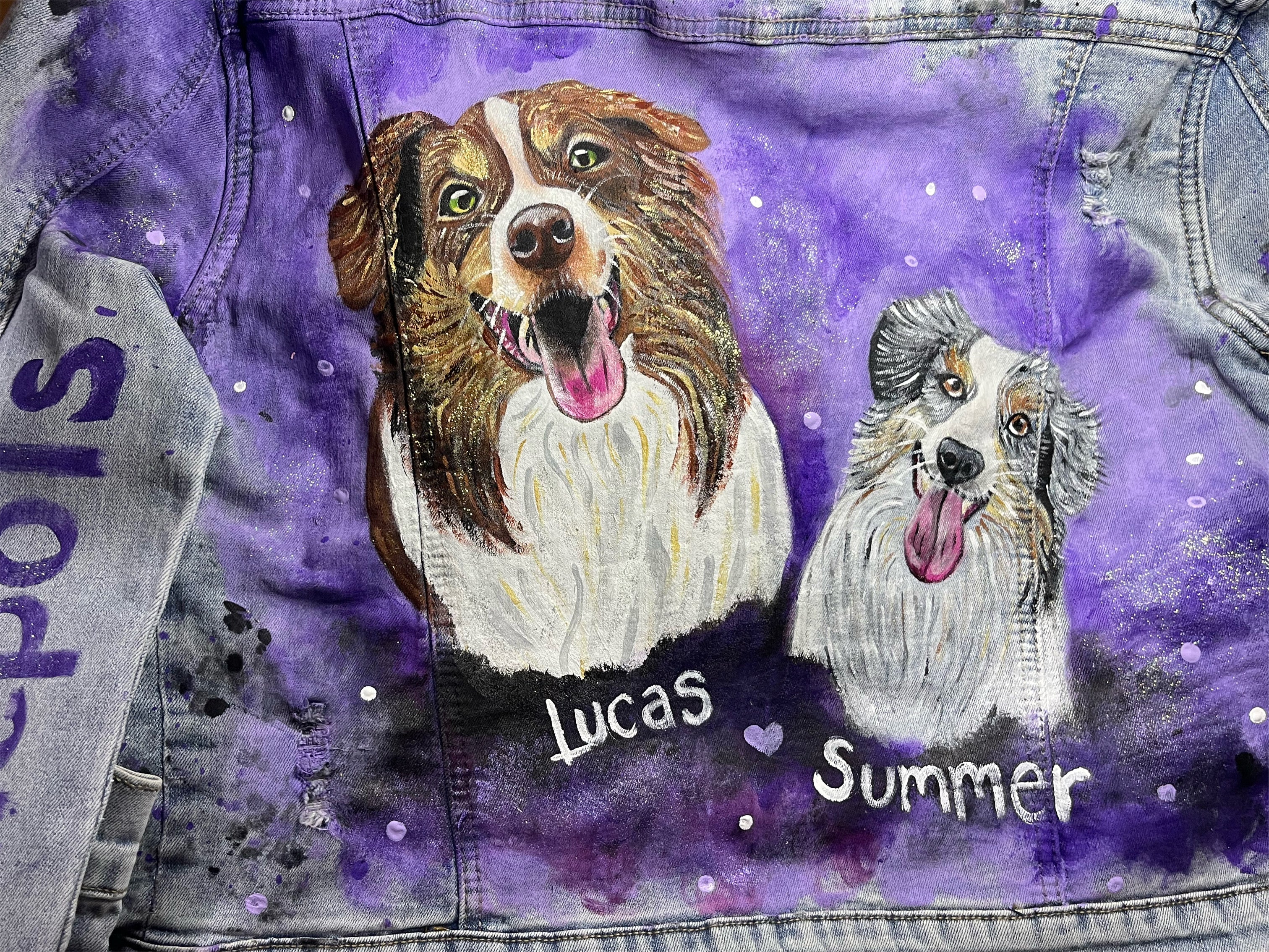 Retrato de dos perritos pintados a mano en chamarra de mezclilla diseño juliepots