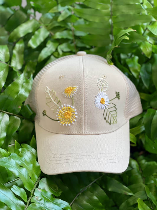 Gorra beige con flores abstractas bordadas a mano | Diseño juliepots