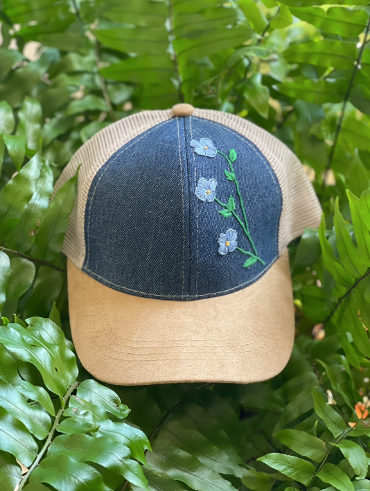 Gorra de mezclilla con flores azules bordadas a mano | Diseño juliepots