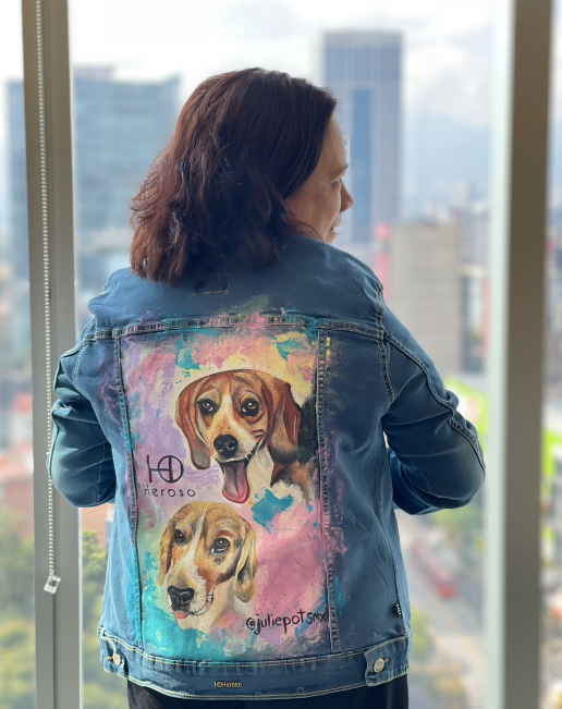 Retrato de dos perritos pintados a mano en chamarra de mezclilla diseño juliepots