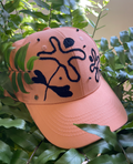 Gorra salmón Pintada y Bordada a Mano | Diseño Juliepots
