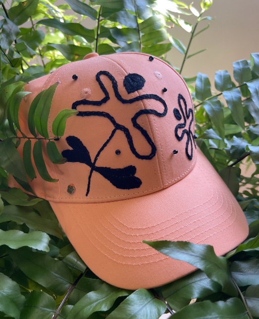 Gorra salmón Pintada y Bordada a Mano | Diseño Juliepots