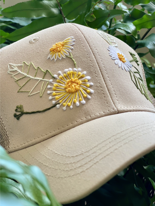Gorra beige con flores abstractas bordadas a mano | Diseño juliepots