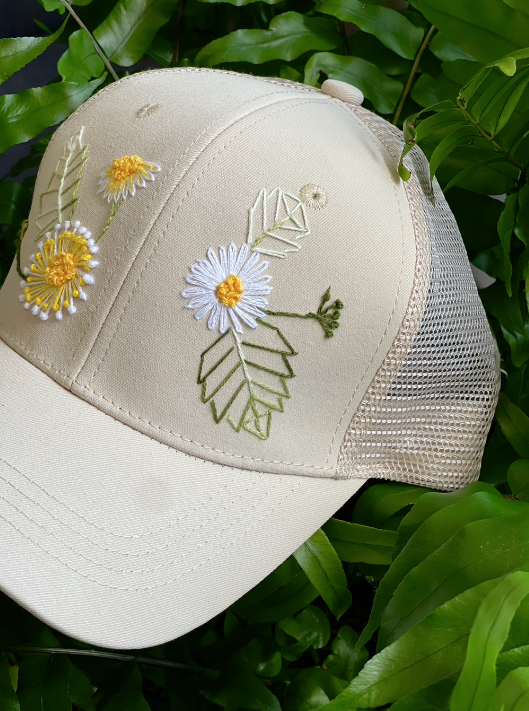 Gorra beige con flores abstractas bordadas a mano | Diseño juliepots