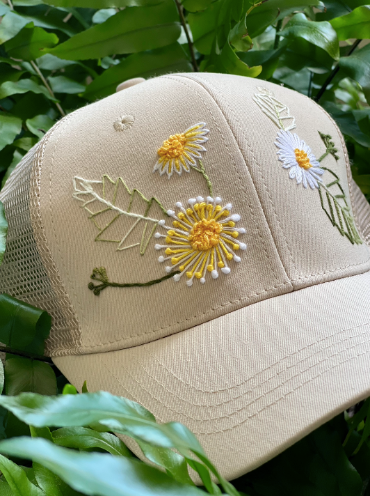 Gorra beige con flores abstractas bordadas a mano | Diseño juliepots