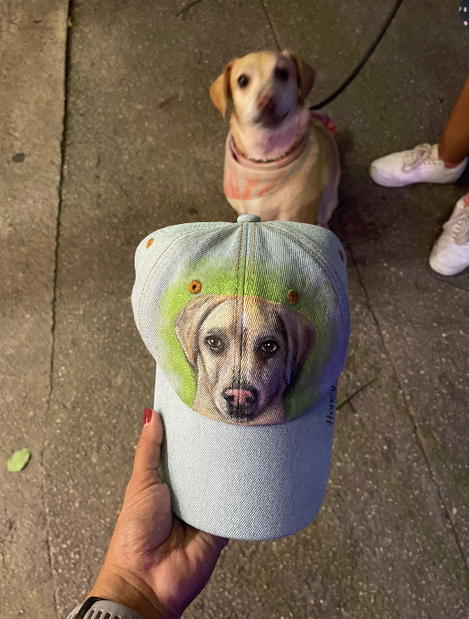 Retrato de perro pintado a mano en gorra  | Regalo único