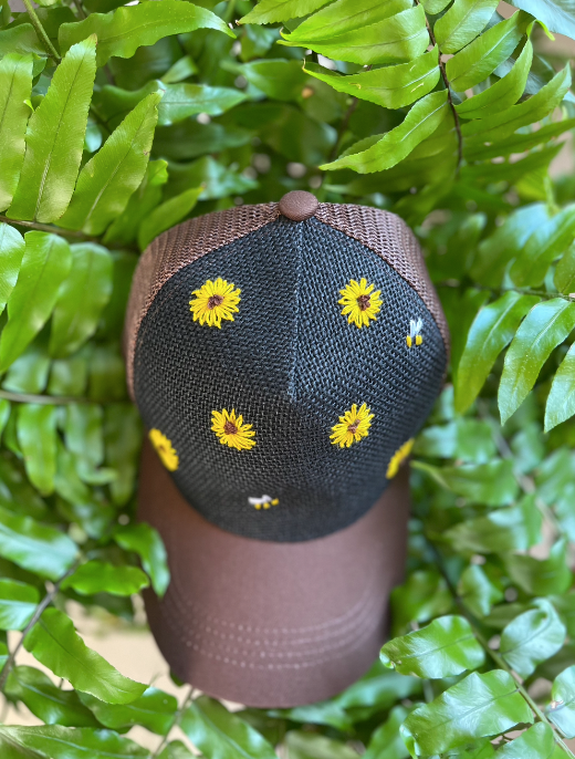 Gorra bordada a mano con abejas y girasoles | Diseño juliepots