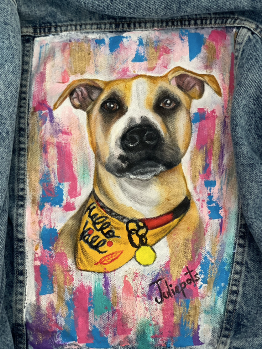 Retrato de mascota pintado a mano en chamarra de mezclilla