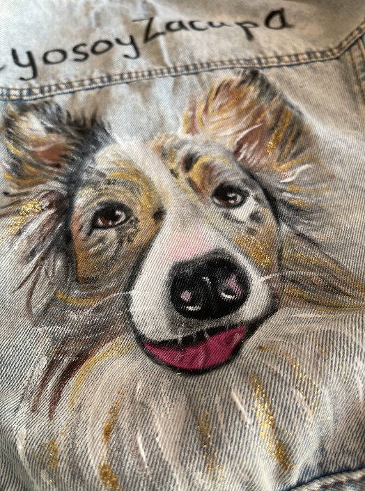 Retrato de mascota pintado a mano en chamarra de mezclilla