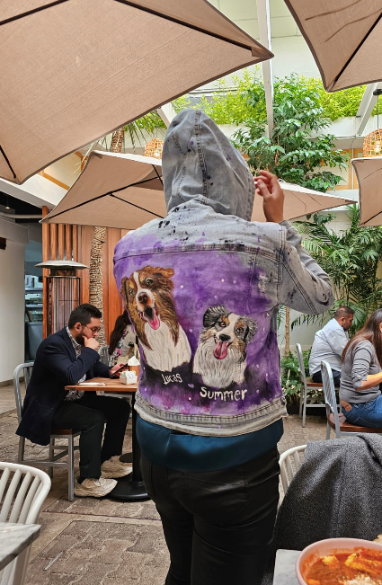 Retrato de dos perritos pintados a mano en chamarra de mezclilla diseño juliepots