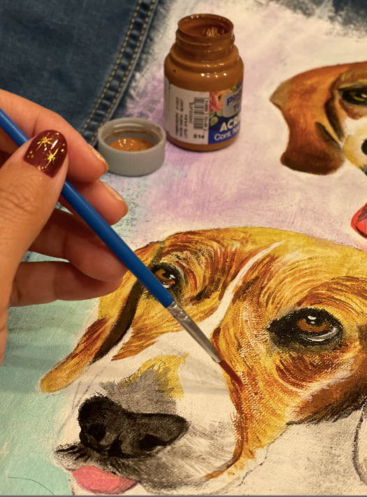 Retrato de dos perritos pintados a mano en chamarra de mezclilla diseño juliepots