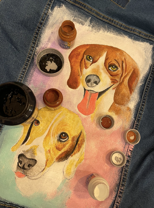 Retrato de dos perritos pintados a mano en chamarra de mezclilla diseño juliepots
