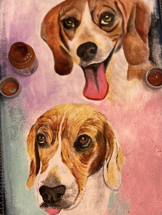 Retrato de dos perritos pintados a mano en chamarra de mezclilla diseño juliepots