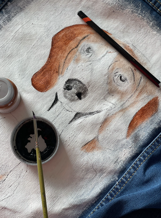 Retrato de dos perritos pintados a mano en chamarra de mezclilla diseño juliepots