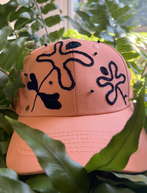 Gorra salmón Pintada y Bordada a Mano | Diseño Juliepots