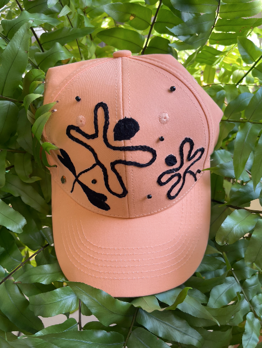 Gorra salmón Pintada y Bordada a Mano | Diseño Juliepots