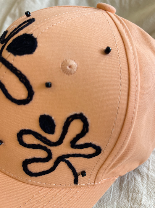 Gorra salmón Pintada y Bordada a Mano | Diseño Juliepots