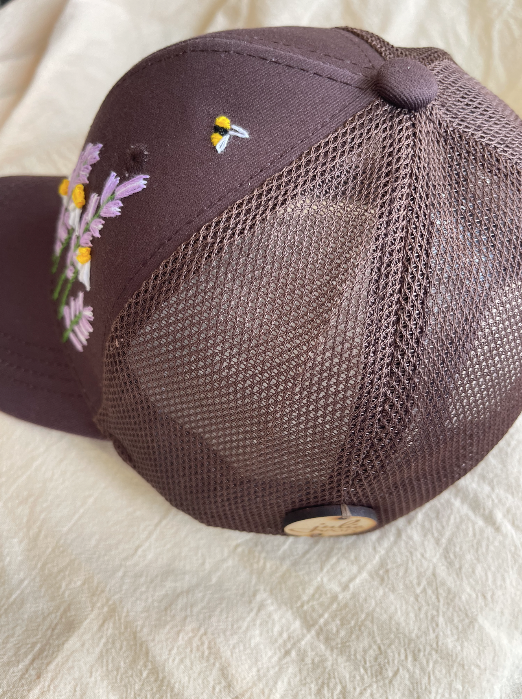 Gorra Café Bordada a Mano Lavandas, Margaritas y Abejita | juliepots