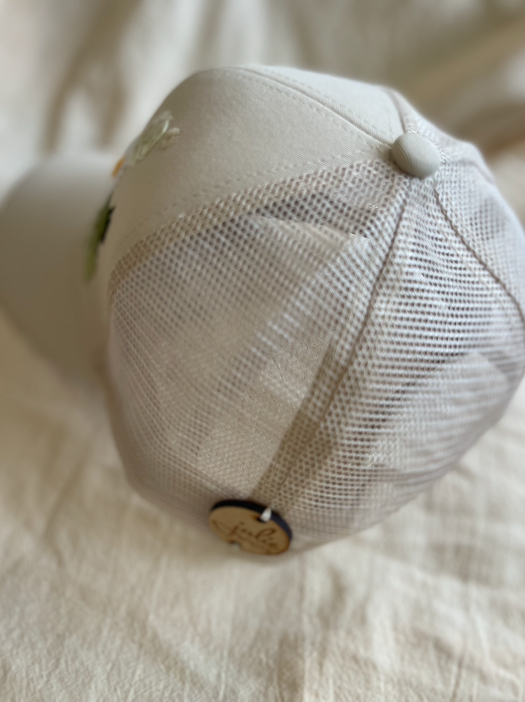 Gorra bordada a mano con flores abstractas – beige – juliepots