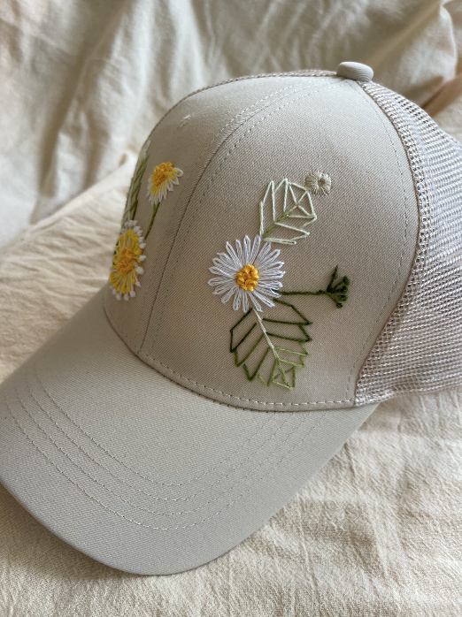 Gorra bordada a mano con flores abstractas – beige – juliepots