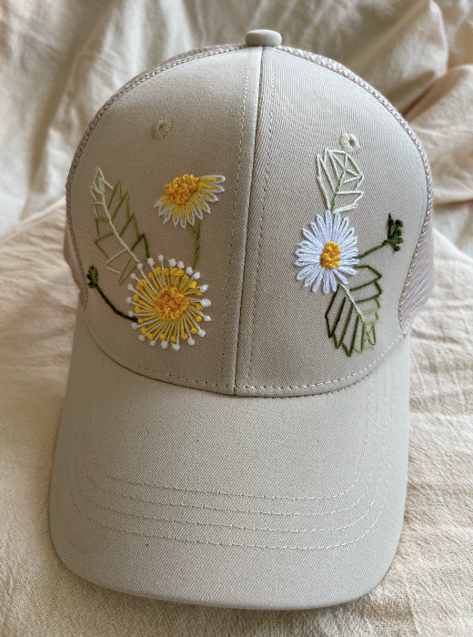 Gorra bordada a mano con flores abstractas – beige – juliepots