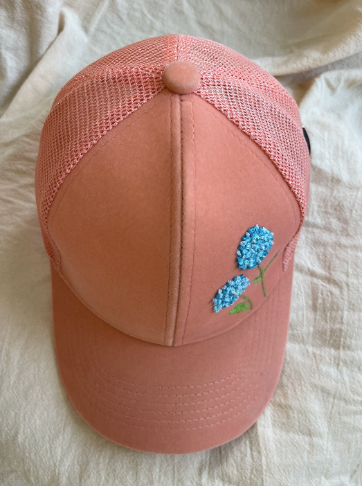 Gorra salmón bordada a mano con crisantemos – Colección Primavera juliepots