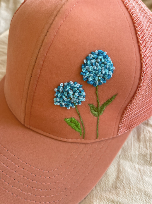 Gorra salmón bordada a mano con crisantemos – Colección Primavera juliepots
