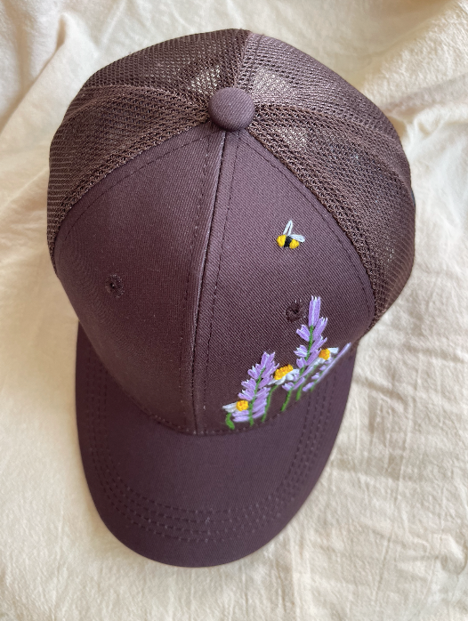Gorra Café Bordada a Mano Lavandas, Margaritas y Abejita | juliepots