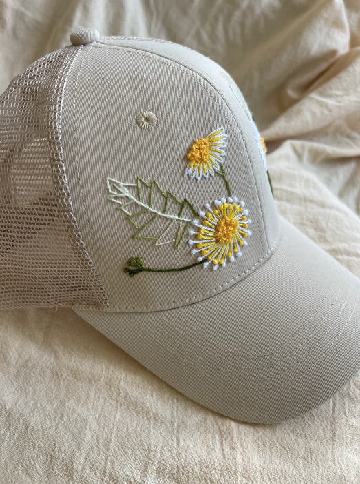 Gorra bordada a mano con flores abstractas – beige – juliepots