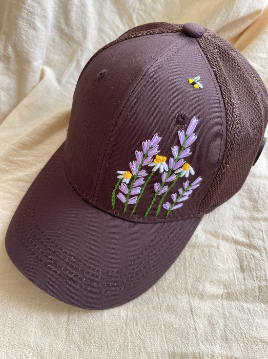 Gorra Café Bordada a Mano Lavandas, Margaritas y Abejita | juliepots