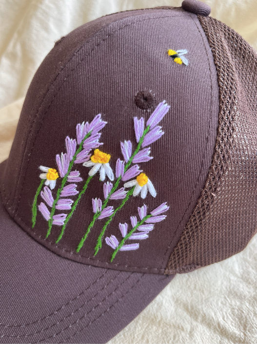 Gorra Café Bordada a Mano Lavandas, Margaritas y Abejita | juliepots