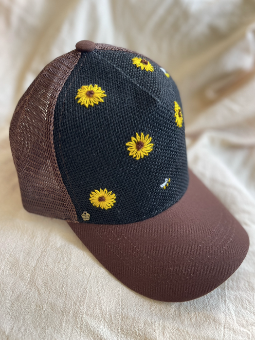 Gorra bordada a mano con abejas y girasoles – juliepots