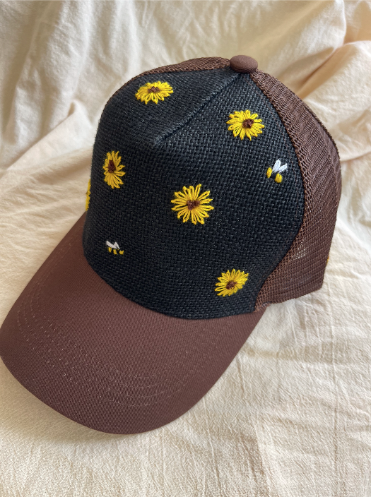 Gorra bordada a mano con abejas y girasoles – juliepots
