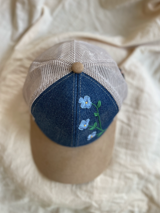 Gorra de mezclilla con flores azules bordadas a mano – juliepots