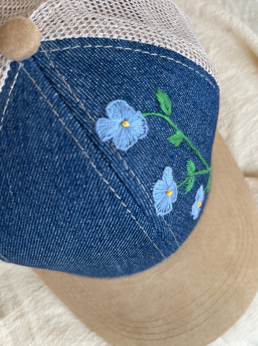 Gorra de mezclilla con flores azules bordadas a mano – juliepots