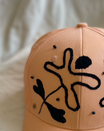 Gorra salmón Pintada y Bordada a Mano | Diseño Juliepots