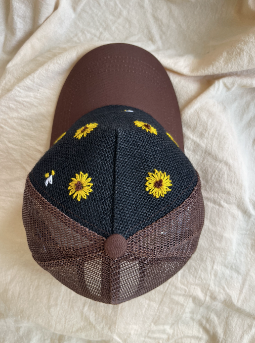 Gorra bordada a mano con abejas y girasoles – juliepots