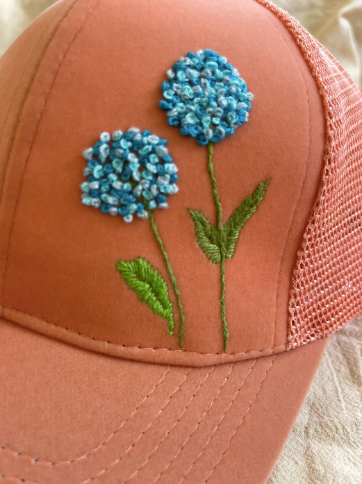 Gorra salmón bordada a mano con crisantemos – Colección Primavera juliepots