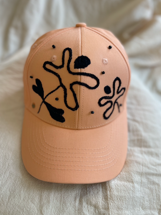 Gorra salmón Pintada y Bordada a Mano | Diseño Juliepots