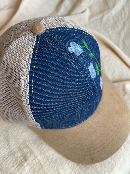Gorra de mezclilla con flores azules bordadas a mano – juliepots
