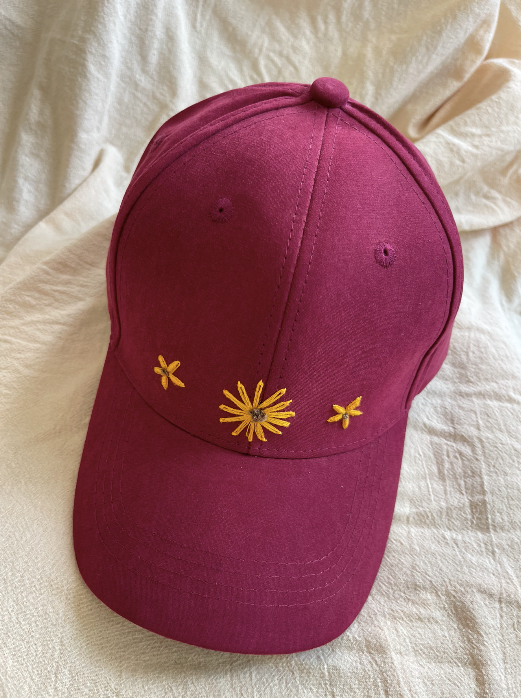 Gorra Vino Bordada a Mano Flores Amarillas | Algodón | juliepots