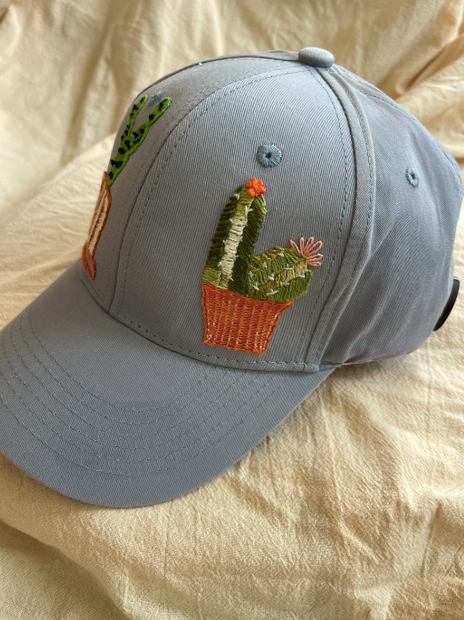 Gorra bordada a mano con diseño mexicano de cactus – pieza única juliepots