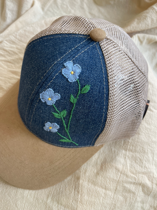 Gorra de mezclilla con flores azules bordadas a mano – juliepots