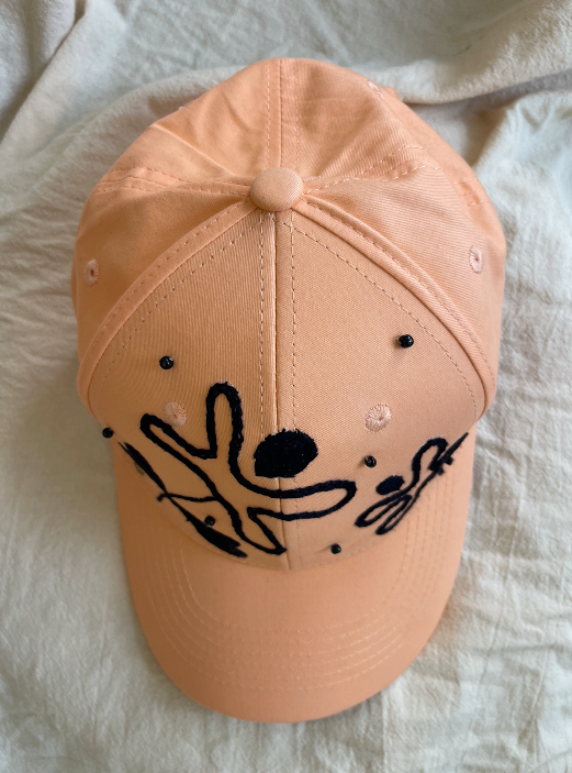 Gorra salmón Pintada y Bordada a Mano | Diseño Juliepots