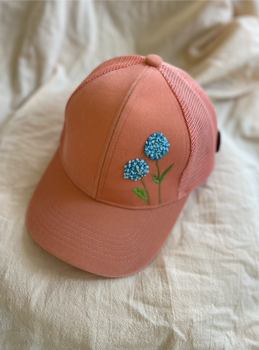 Gorra salmón bordada a mano con crisantemos – Colección Primavera juliepots