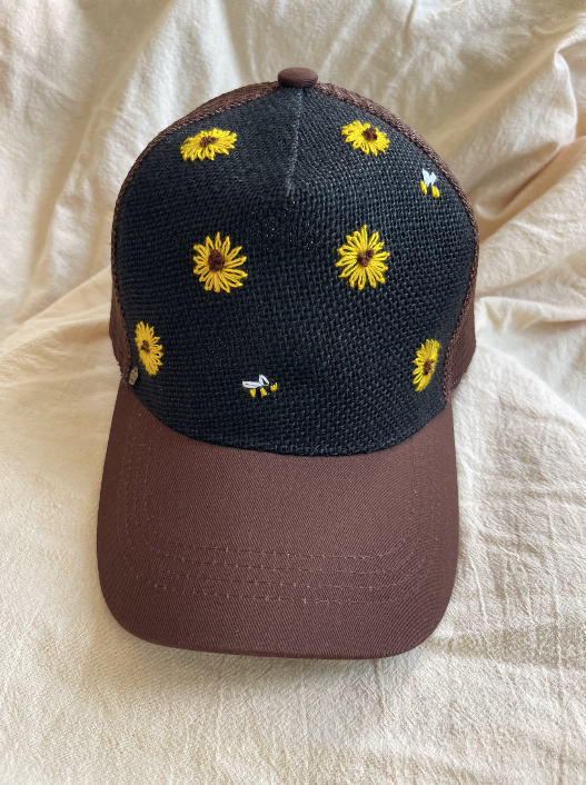 Gorra bordada a mano con abejas y girasoles – juliepots