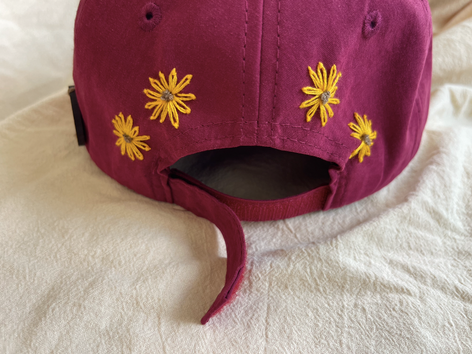 Gorra Vino Bordada a Mano Flores Amarillas | Algodón | juliepots
