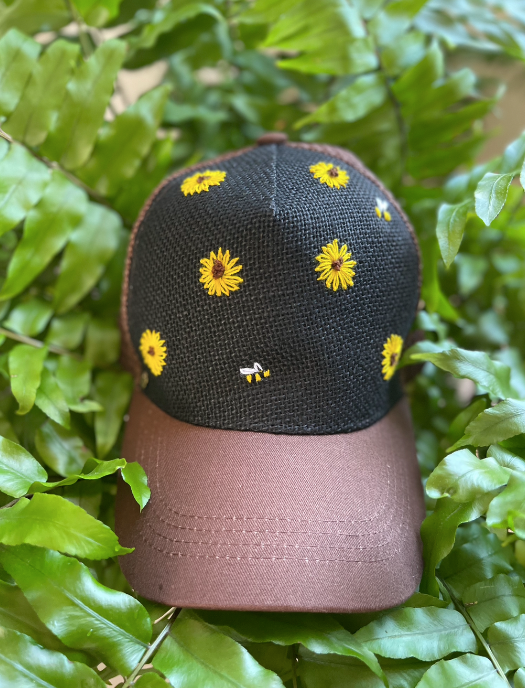 Gorra bordada a mano por juliepots diseño  único de abejas y girasoles, gorras únicas en la riviera maya, playa del carmen y tulum