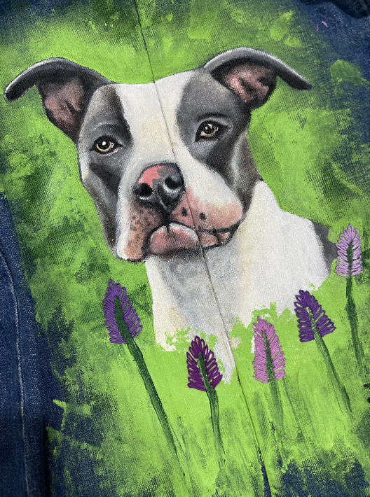 perro pintado a mano en una chamarra con flores bordadas lavandas